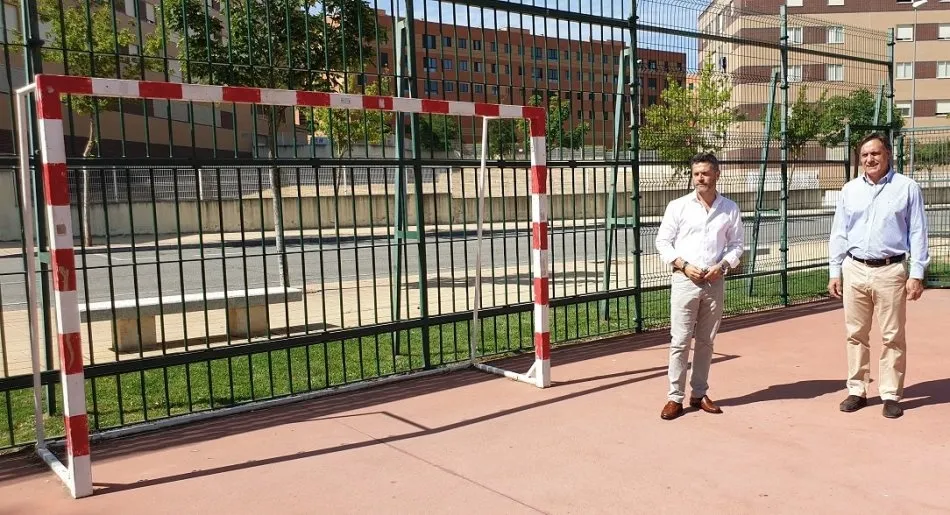 Foto 4 - El Ayuntamiento prepara un plan de mejoras para el barrio Los Alcaldes y el alcalde visita la zona