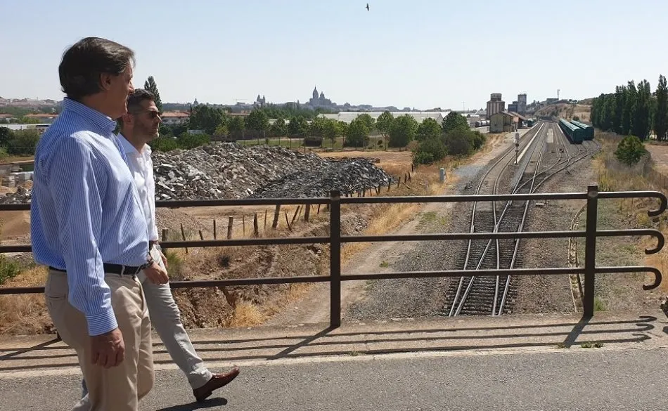 Foto 2 - El Ayuntamiento prepara un plan de mejoras para el barrio Los Alcaldes y el alcalde visita la zona