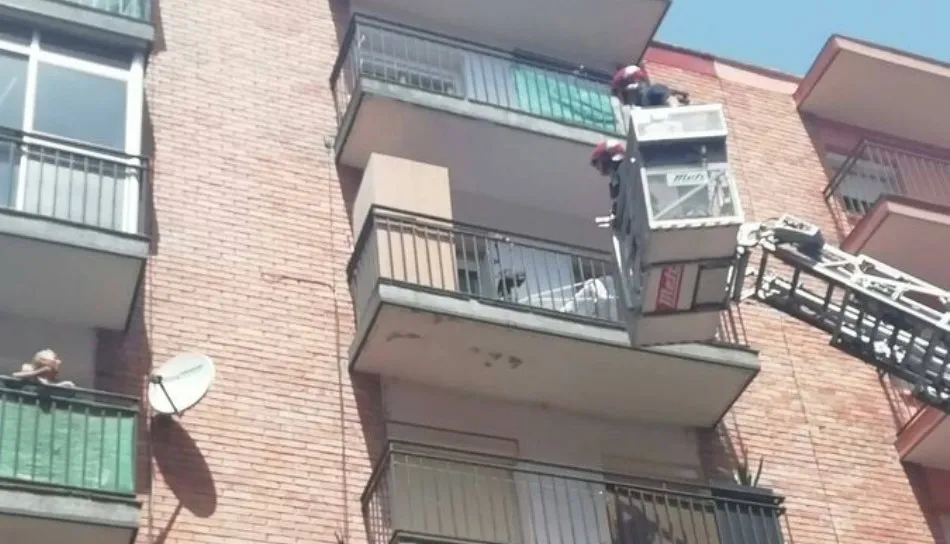 Intervención de los Bomberos para rescatar el cadáver del perro atado a un balcón en Valladolid. Foto de @POLICIAVLL