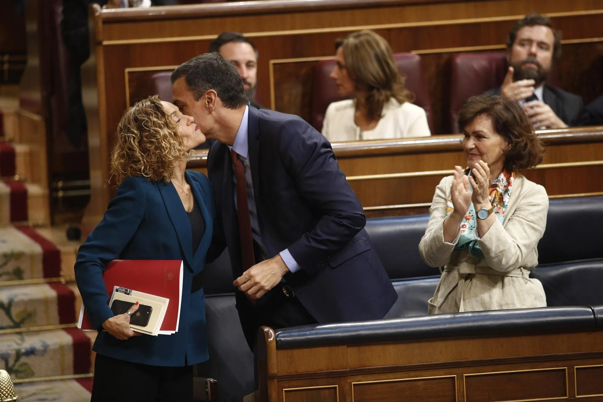 El presidente del Gobierno en funciones, Pedro Sánchez, besa a Meritxell Batet tras ser elegida presidenta del Congreso de los Diputados durante la sesión constitutiva de la Cámara Baja de la XIII Legislatura / Europa Press