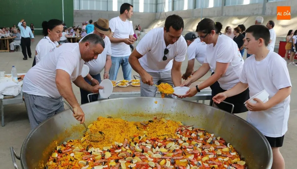 Cercad e 300 raciones de arroz se repartieron en esta comida popular fin de fiestas / CORRAL