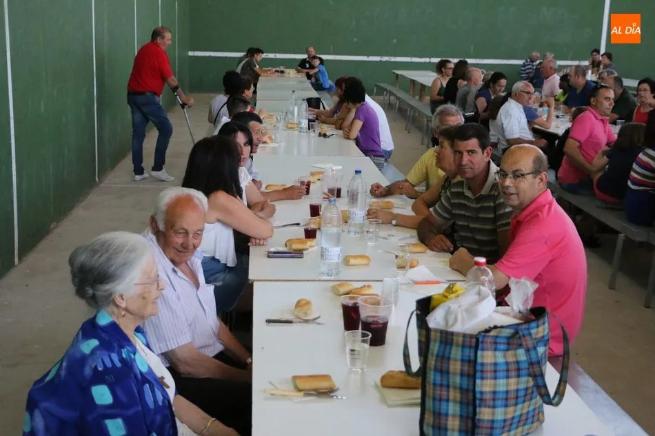 Foto 10 - En Villar de Peralonso se despiden de las fiestas con una paella solidaria  