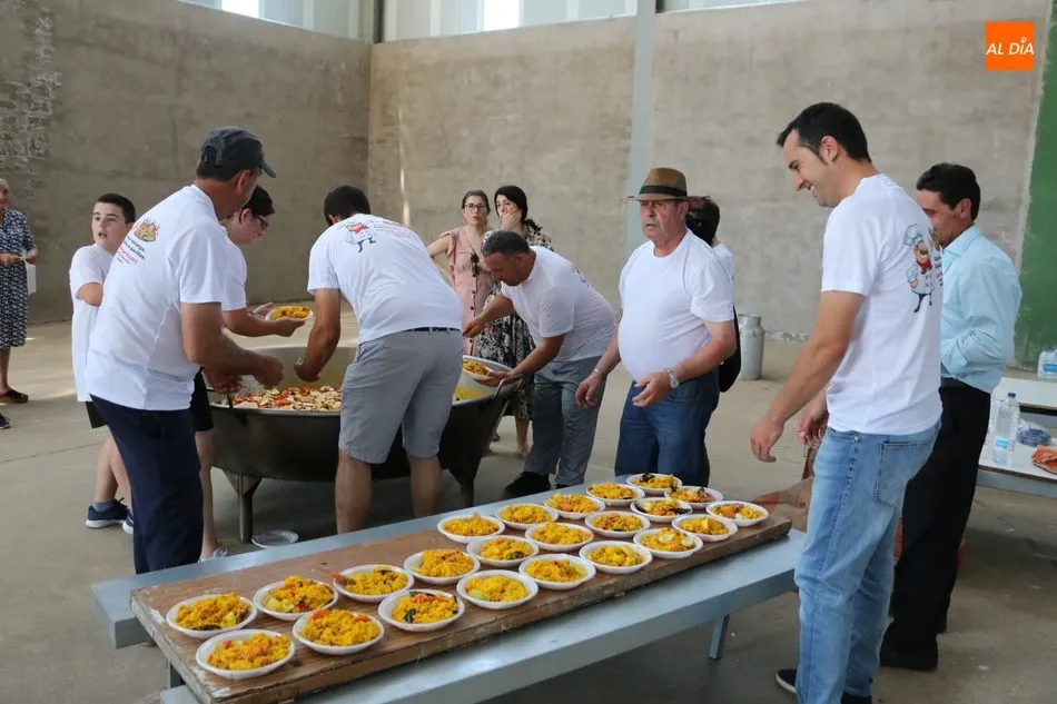 Foto 9 - En Villar de Peralonso se despiden de las fiestas con una paella solidaria  