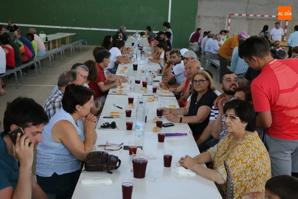 Foto 8 - En Villar de Peralonso se despiden de las fiestas con una paella solidaria  