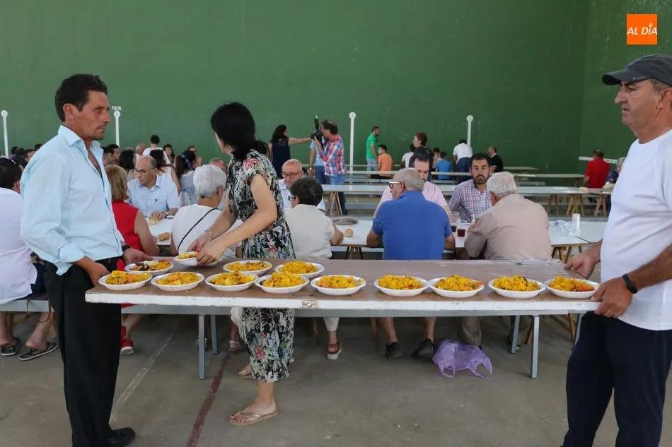 Foto 7 - En Villar de Peralonso se despiden de las fiestas con una paella solidaria  