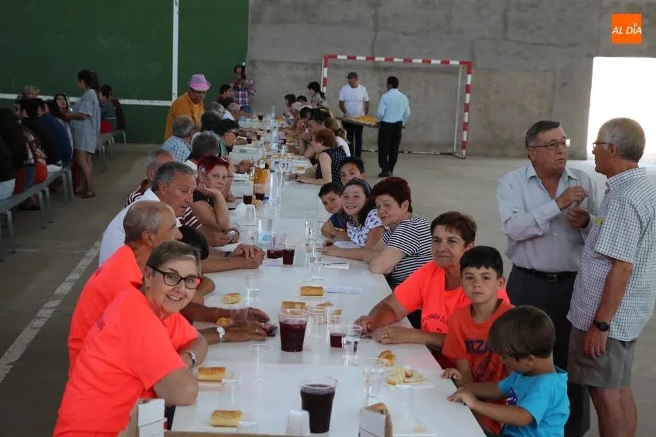 Foto 6 - En Villar de Peralonso se despiden de las fiestas con una paella solidaria  