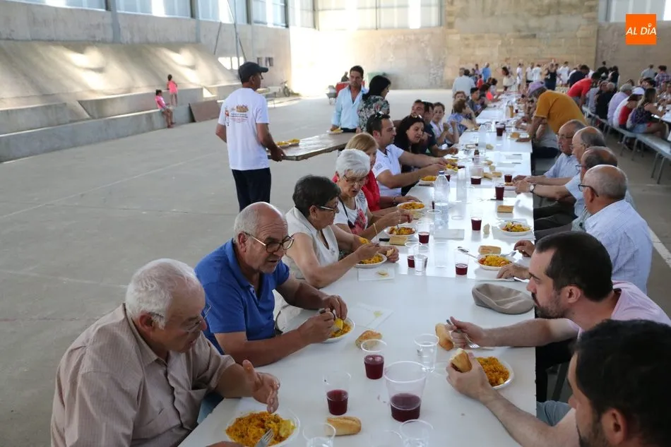Foto 5 - En Villar de Peralonso se despiden de las fiestas con una paella solidaria  