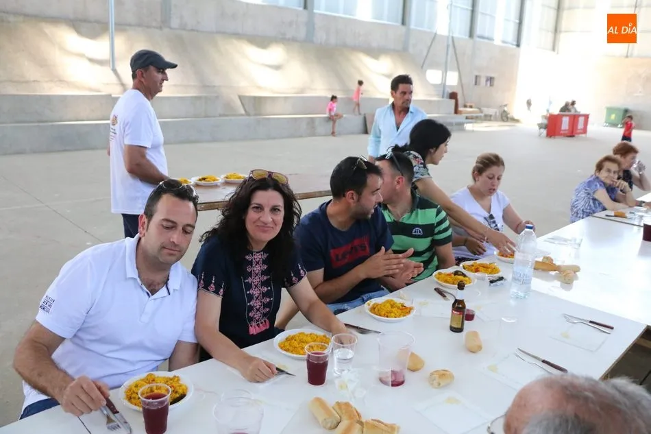 Foto 4 - En Villar de Peralonso se despiden de las fiestas con una paella solidaria  