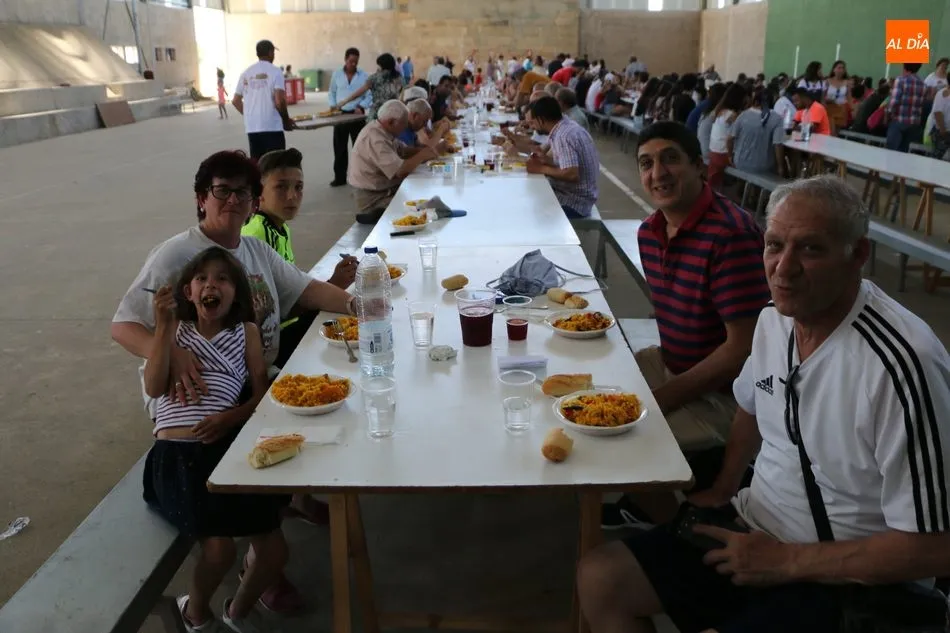 Foto 3 - En Villar de Peralonso se despiden de las fiestas con una paella solidaria  