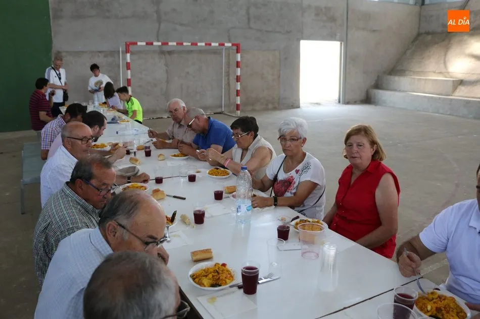 Foto 2 - En Villar de Peralonso se despiden de las fiestas con una paella solidaria  