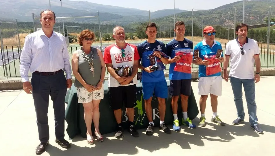 Entrega de premios en el torneo de tenis de La Cerrallana
