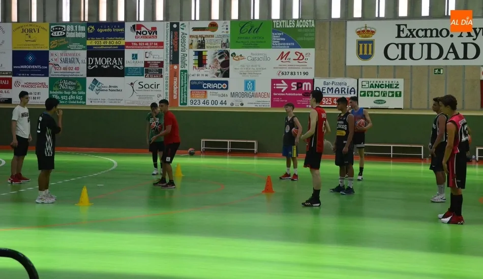 Foto 2 - Los dos pabellones de Ciudad Rodrigo se llenan de basket de la mano del Fuenlabrada  