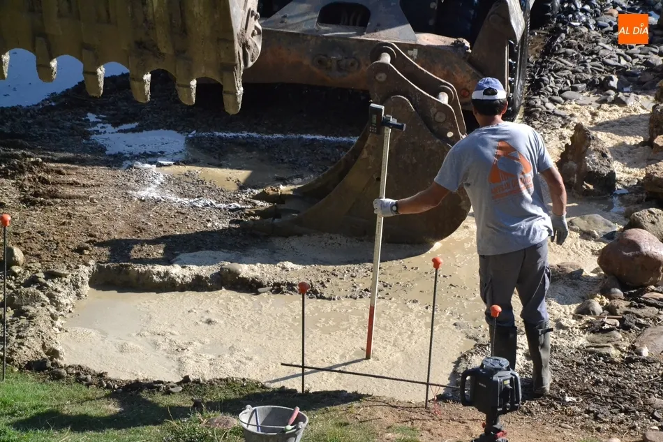 Foto 10 - En marcha la construcci&oacute;n de la pasarela para salvar el r&iacute;o en la zona de los pontones  