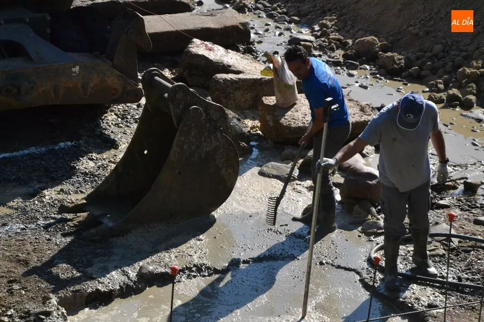 Foto 4 - En marcha la construcci&oacute;n de la pasarela para salvar el r&iacute;o en la zona de los pontones  