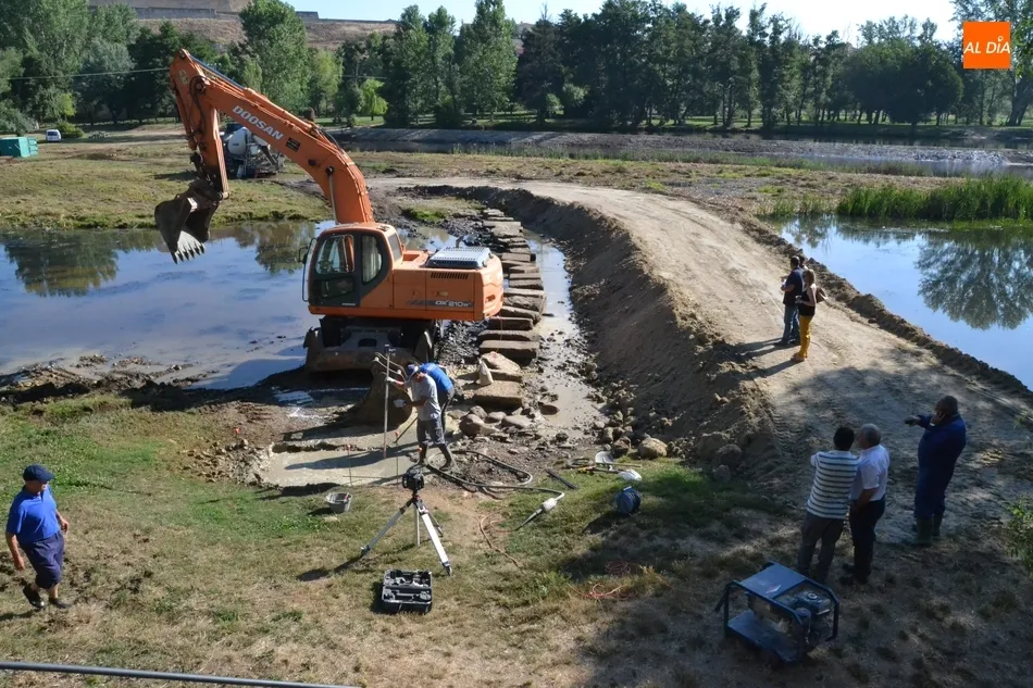Foto 3 - En marcha la construcci&oacute;n de la pasarela para salvar el r&iacute;o en la zona de los pontones  