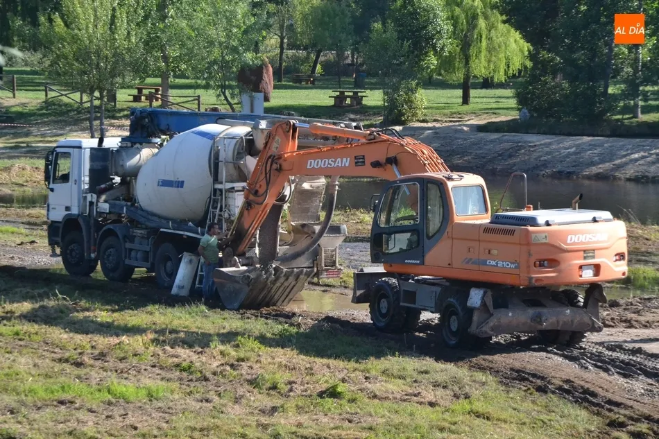 Foto 8 - En marcha la construcci&oacute;n de la pasarela para salvar el r&iacute;o en la zona de los pontones  