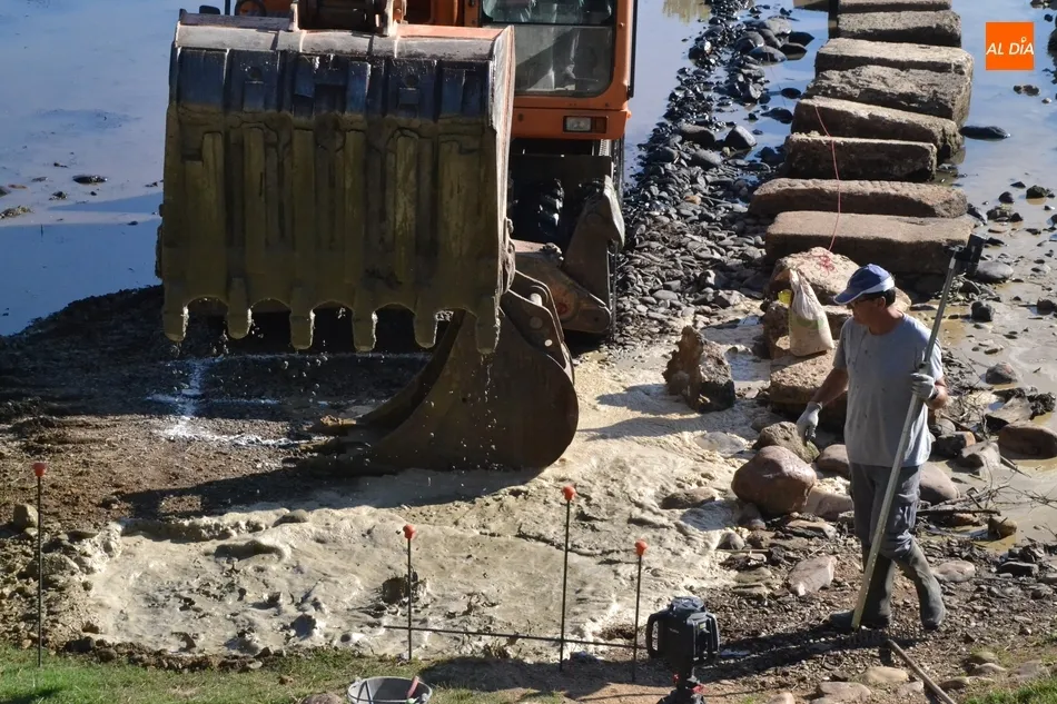 Foto 11 - En marcha la construcci&oacute;n de la pasarela para salvar el r&iacute;o en la zona de los pontones  