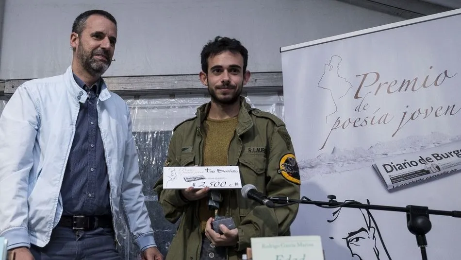 Raúl Briongos, director de el Diario de Burgos, entregando el I Premio a Rodrigo García Marina