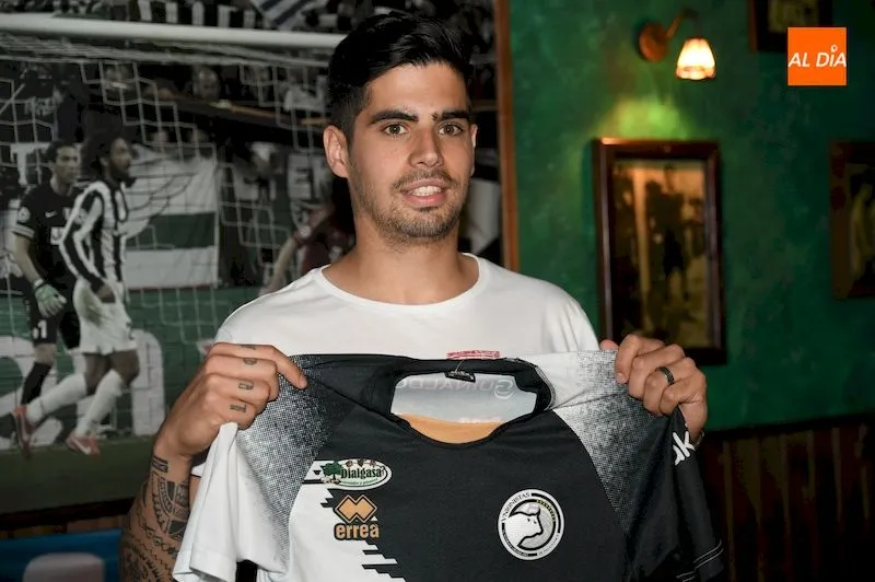 Brais Pereiro en su presentación como jugador de Unionistas / RVT