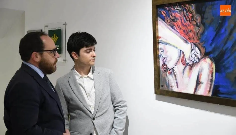 El concejal de Juventud en el Ayuntamiento de Salamanca, Daniel Llanos, junto a uno de los artistas, en la apertura de la muestra. Foto de RVT