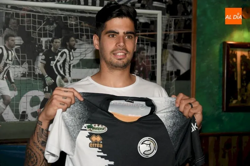 Foto 3 - Brais Pereiro: &ldquo;He tenido poco que pensar para venir a Unionistas&rdquo;