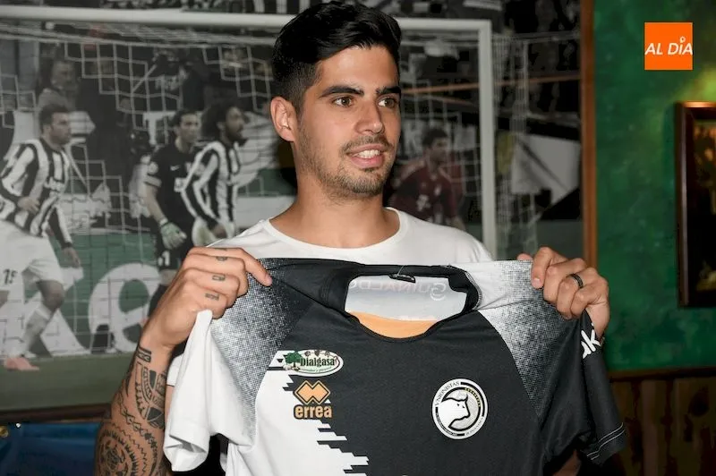 Foto 2 - Brais Pereiro: &ldquo;He tenido poco que pensar para venir a Unionistas&rdquo;