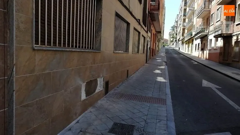 Foto 2 - Un coche se estrella contra una pared en la calle Vitigudino y se da a la fuga