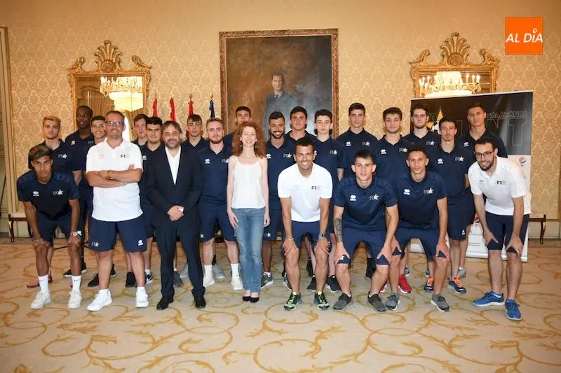 Foto 3 - Los participantes de Foot Talent son recibidos en el Ayuntamiento de Salamanca