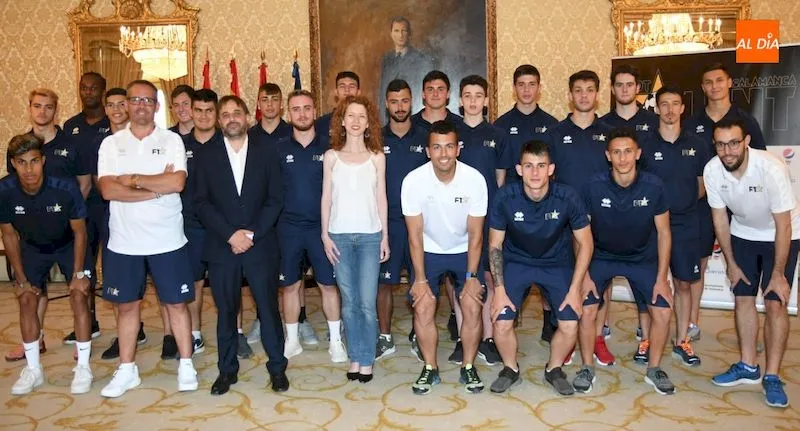 Foto 2 - Los participantes de Foot Talent son recibidos en el Ayuntamiento de Salamanca