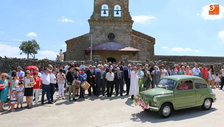 Decenas de vehículos volverán a pasar ante la ermita de la Virgen del Árbol para recibir la bendición de San Cristóbal / ARCHIVO
