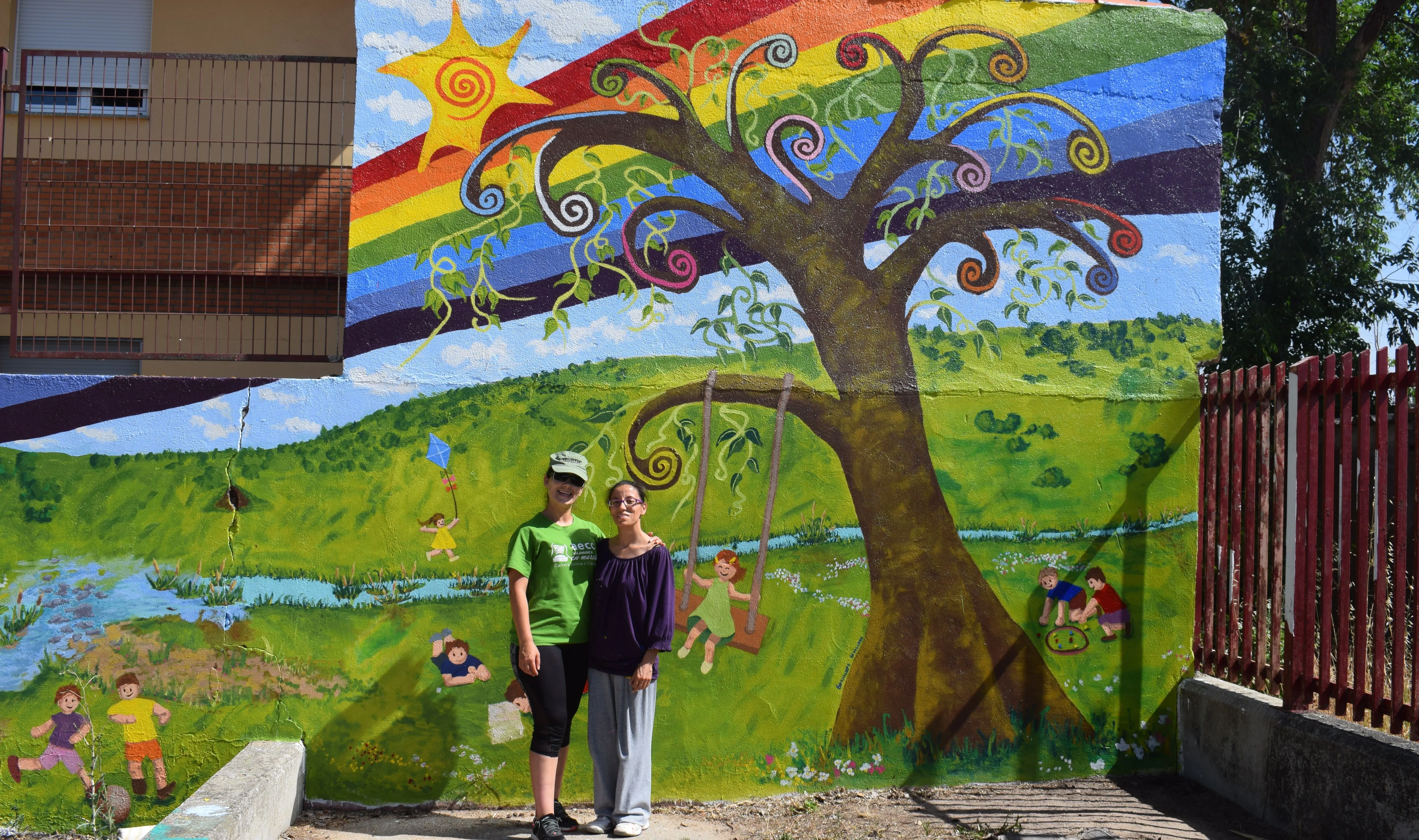 El mural, que aporta colorido al patio de recreo, ha sido realizado en su mayor parte por Guadalupe Sevillano