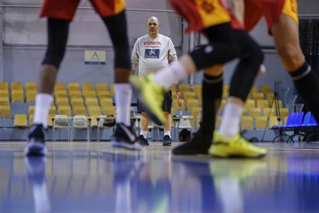 Lucas Mondelo observa el entrenamiento de España / FEB