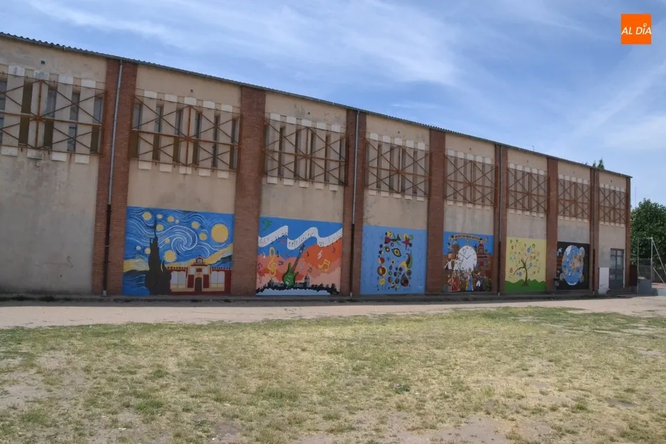 Foto 2 - As&iacute; luce el gran mural hist&oacute;rico creado este curso en el Colegio San Francisco  