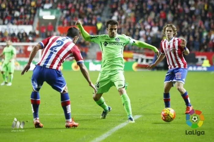 Acción de un encuentro entre el Sporting de Gijón y el Getafe / La Liga