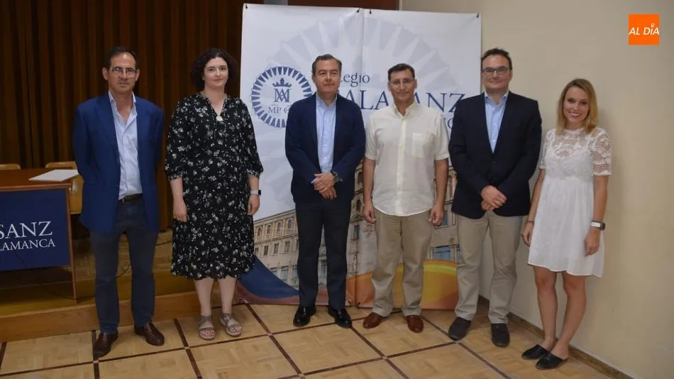 Representantes del Colegio Calasanz de Salamanca y de Indra han firmado el acuerdo. Foto: Lydia González