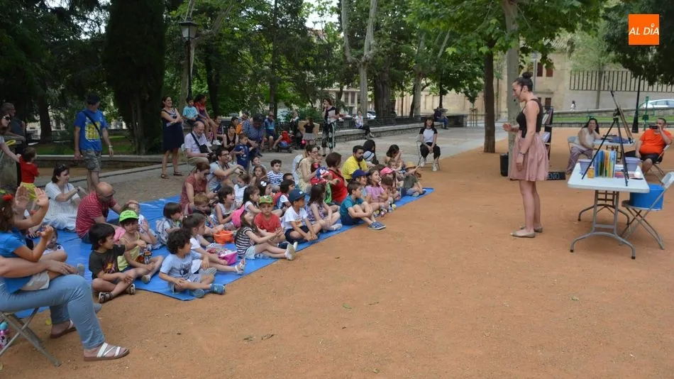 Cuentacuentos en la biblioteca del Campo de San Francisco. Foto: Lydia González