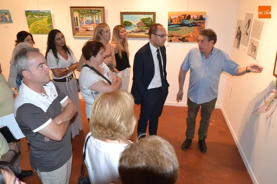 Foto 3 - El Taller de Pintura homenajea en la inauguraci&oacute;n de su exposici&oacute;n de fin de curso a un alumno...