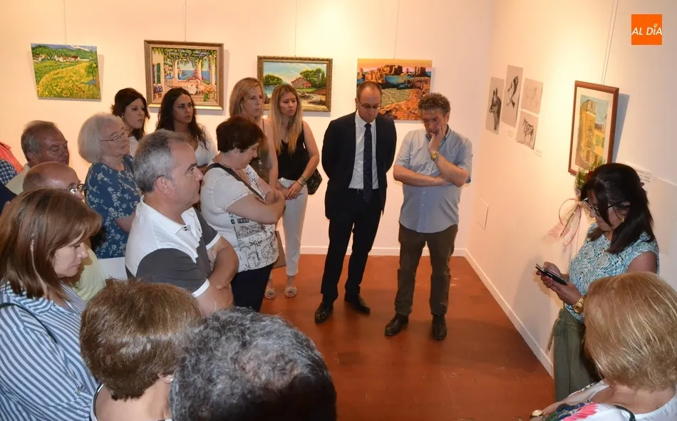 Foto 2 - El Taller de Pintura homenajea en la inauguraci&oacute;n de su exposici&oacute;n de fin de curso a un alumno...