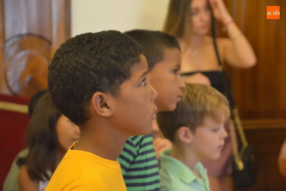 Foto 8 - La subdelegada del Gobierno recibe a los 24 ni&ntilde;os saharauis que pasan el verano en Salamanca