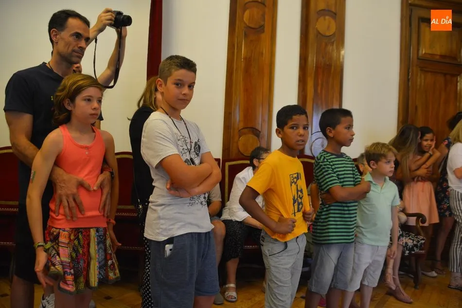 Foto 7 - La subdelegada del Gobierno recibe a los 24 ni&ntilde;os saharauis que pasan el verano en Salamanca