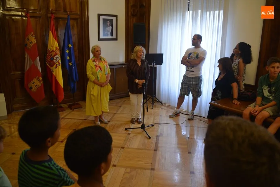 Foto 2 - La subdelegada del Gobierno recibe a los 24 ni&ntilde;os saharauis que pasan el verano en Salamanca