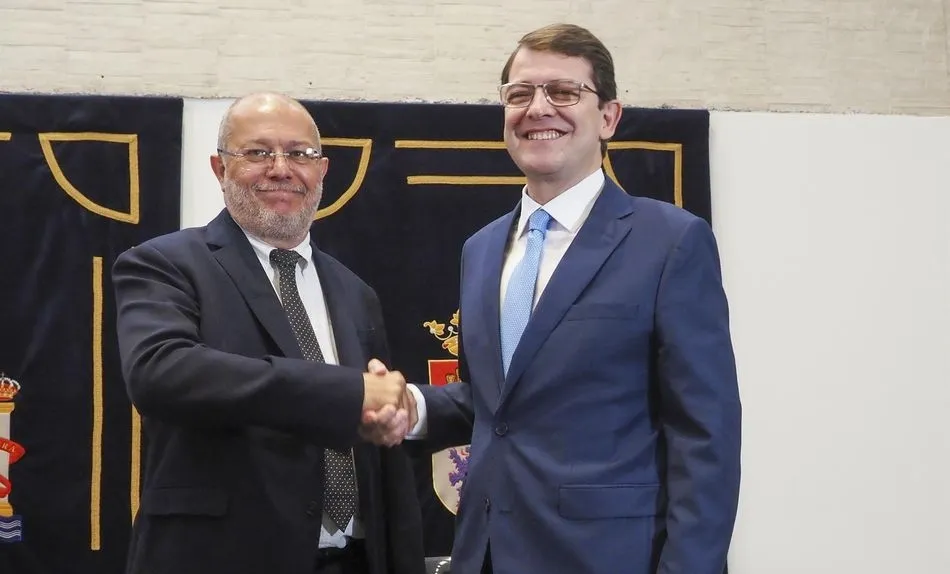 Francisco Igea y Alfonso Fernández Mañueco tras firmar el pacto de gobierno