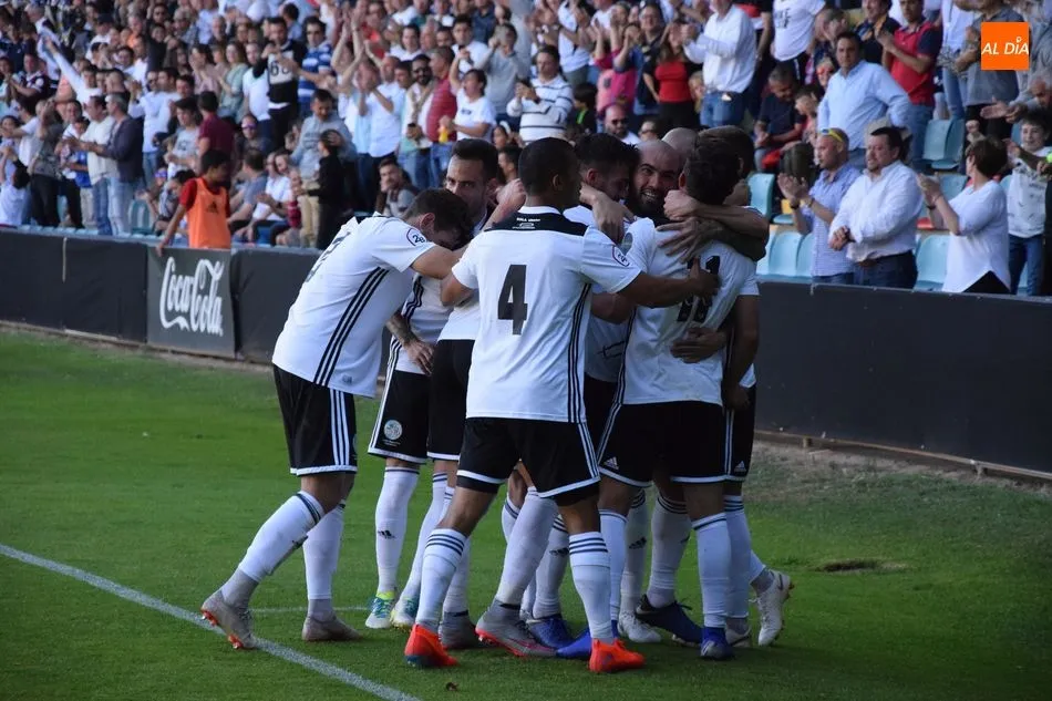 Los jugadores del Salamanca UDS celebran un gol / Archivo