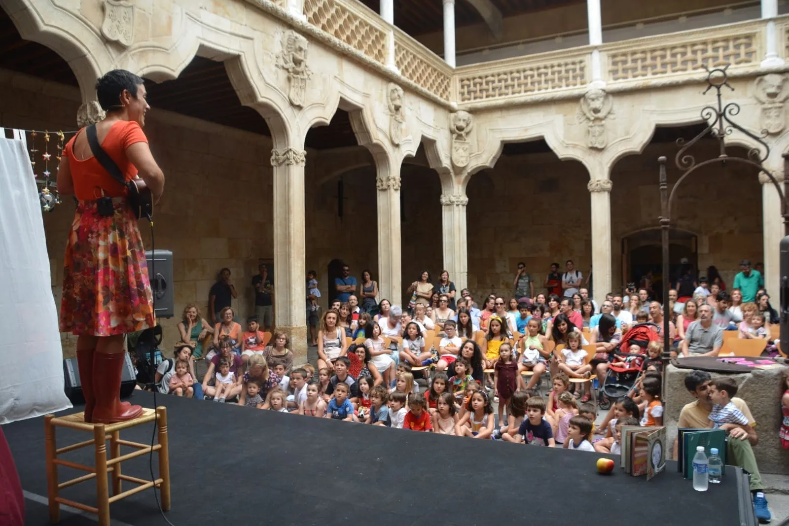 Momento de la actuación infantil / Lydia González