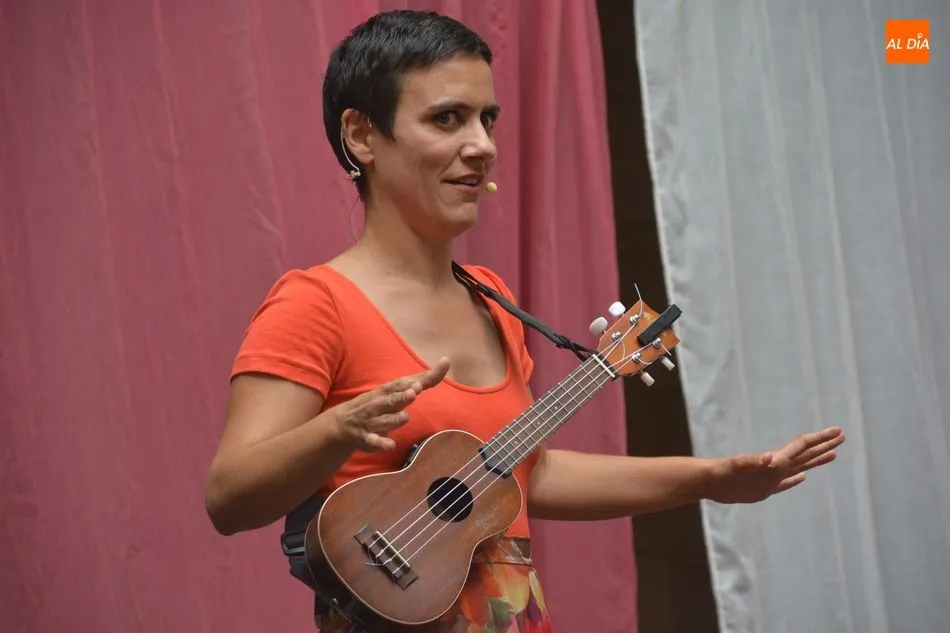 Foto 9 - La Chica Charcos entretiene a los m&aacute;s peque&ntilde;os con su &lsquo;micro-concierto de historias&rsquo;
