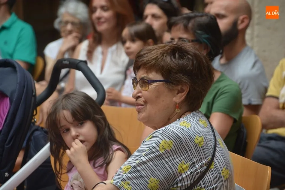 Foto 4 - La Chica Charcos entretiene a los m&aacute;s peque&ntilde;os con su &lsquo;micro-concierto de historias&rsquo;