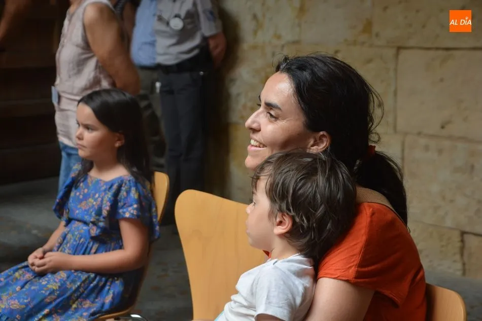 Foto 3 - La Chica Charcos entretiene a los m&aacute;s peque&ntilde;os con su &lsquo;micro-concierto de historias&rsquo;