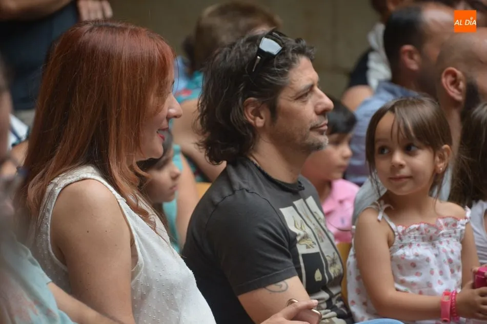 Foto 2 - La Chica Charcos entretiene a los m&aacute;s peque&ntilde;os con su &lsquo;micro-concierto de historias&rsquo;