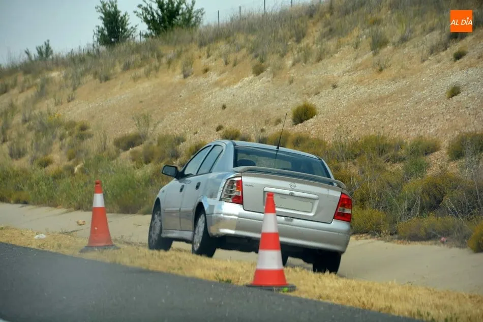 Foto 3 - Un coche permanece desde el mi&eacute;rcoles en la A-66 en direcci&oacute;n Topas y La Vell&eacute;s