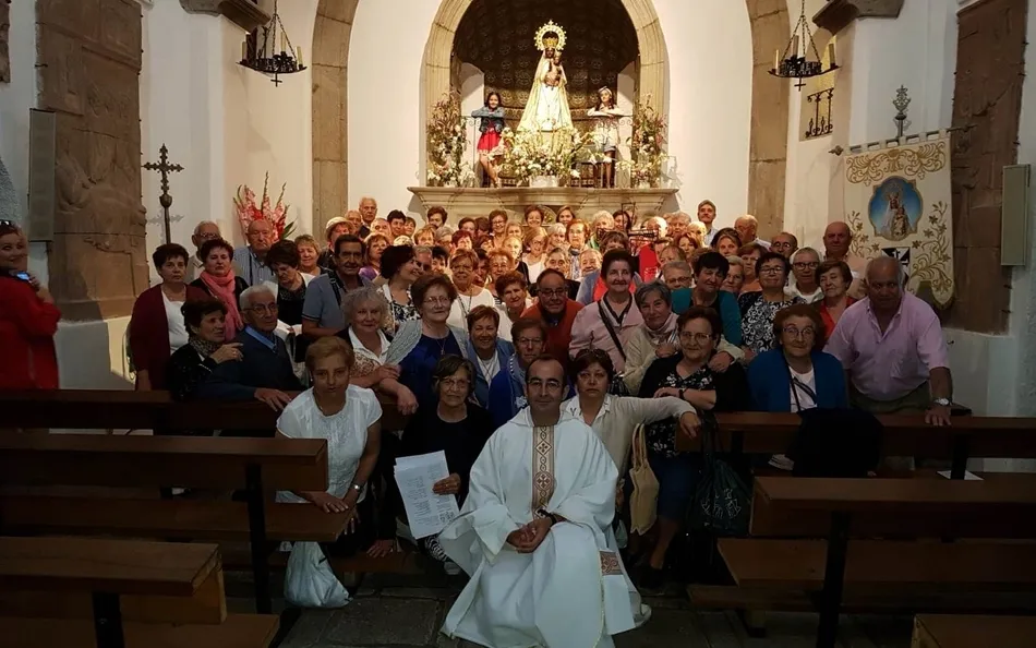 Un centenar de fieles del Campo Charro peregrina al Santuario de la Peña de Francia  